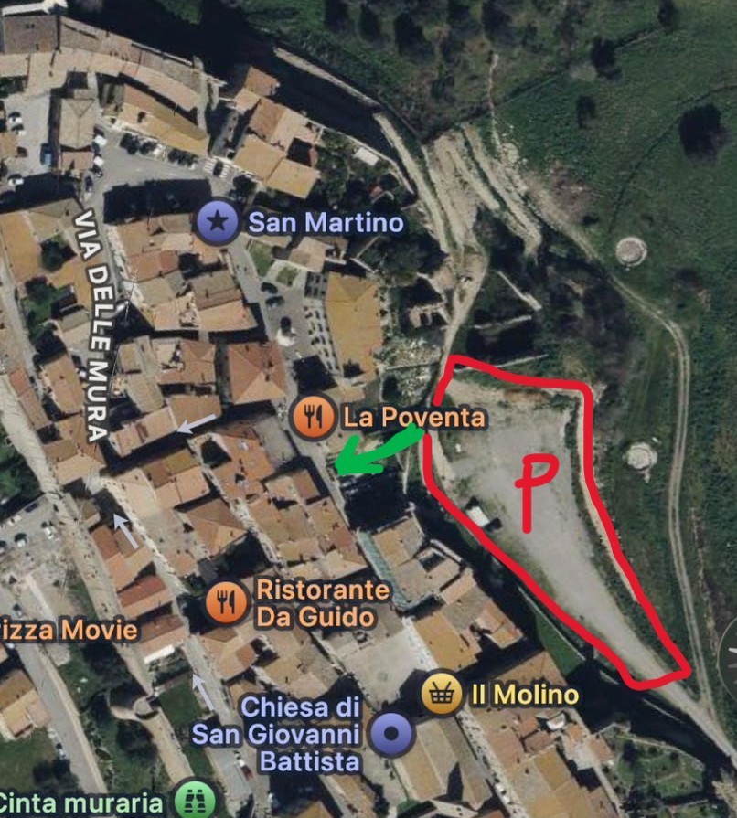 Vista satellitare di Magliano in Toscana: il parcheggio Il Cassero, evidenziato in rosso accanto alle mura, con la scala che porta sul corso principale